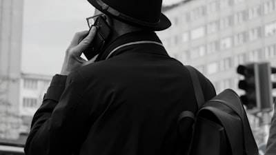 ¿Qué hace que un socio de servicios de teléfono AI oficial esté verificado y tenga experiencia?