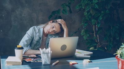 5 Asesinos de la productividad y cómo la IA puede ayudarte a aplastarlos en 2026