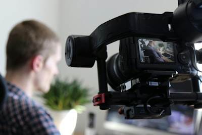 Por qué la inteligencia artificial no sustituye a los editores de video humanos y por qué las empresas deberían seguir aprovechándolo