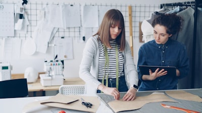 Aplicaciones personalizadas vs soluciones tradicionales para la productividad.
