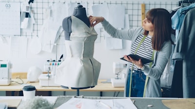 ¿La inteligencia artificial en la creación comercial reduce errores humanos?