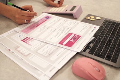 Profesional elimina formularios en papel en servicios de oficina en Murcia