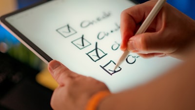 Verificación Automatizada Orquestada y Refinamiento de Trayectorias Cruzadas