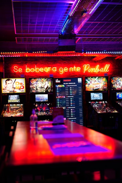 Los demonios y el pinball, una combinación ideal