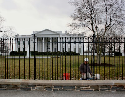 Casa Blanca edita foto de arresto de manifestante de ICE: "los memes continuarán"