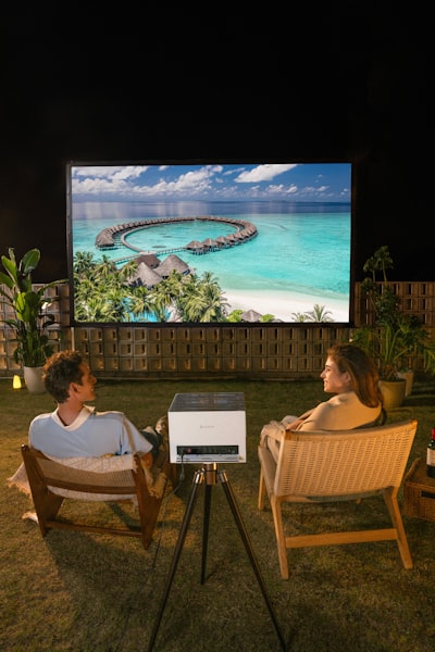 Los mejores proyectores portátiles para noches de cine al aire libre