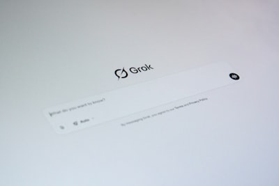 Deepfakes sexuales de Grok: casi prohibidos en la App Store de Apple.