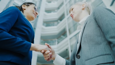 ¿Qué considerar al elegir un socio de precios de trabajador agente?