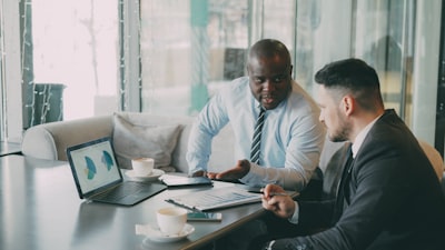 Qué buscar en un proveedor de aprobaciones internas automatizadas