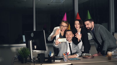 10 Ideas Divertidas para Mejorar tu Ánimo en el Trabajo