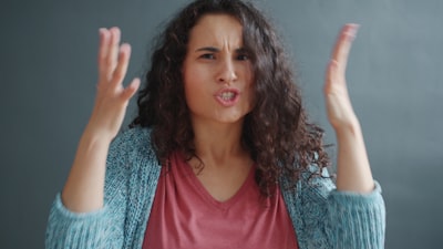 Sistema de avatares en lengua de signos condicionados por emociones