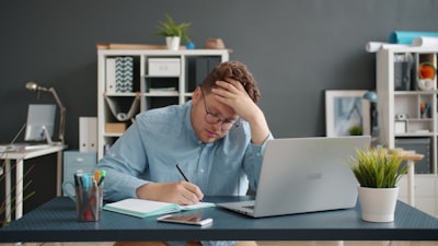 ¿Los asistentes de IA reducen la carga cognitiva o acumulan deuda cognitiva?