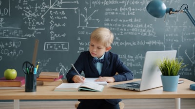DAMEL: Aprendizaje multi-experto con doble eje para clases desbalanceadas