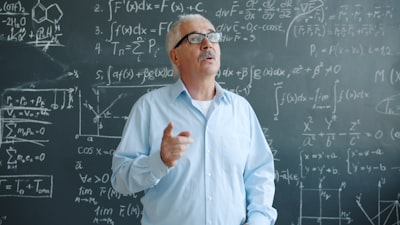 Optimización de descubrimiento científico mediante reducción de incertidumbre