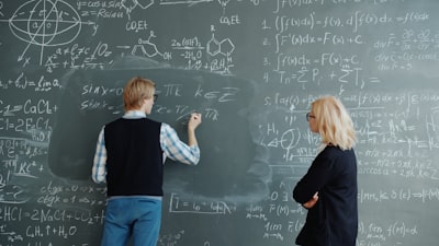Una teoría unificada del aprendizaje de características en RNNs y DNNs