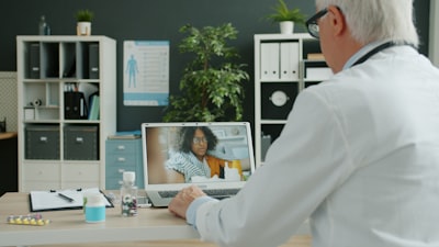 Automatización de la comunicación con pacientes mediante bases de datos y APIs