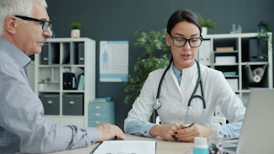 VQA médico mejorado mediante supervisión de procesos consciente de trayectoria
