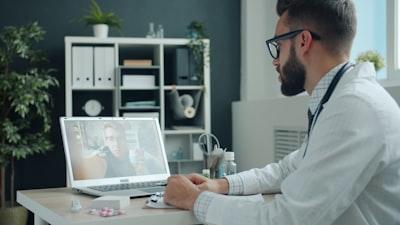 ¿Cómo integrar anuncios de video automático en la estrategia digital de una empresa?