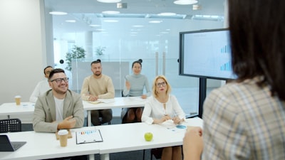 Cómo incluir videos de presentación en la estrategia digital de una empresa de inteligencia artificial