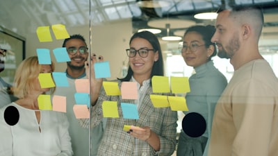 ¿Cómo pueden colaborar los empleados de IA en la predicción de tendencias comerciales?
