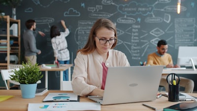 ¿La IA para optimizar rutas funciona en startups y grandes empresas?