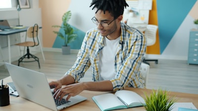 Automatización integración estudiantes para trabajo remoto sostenible