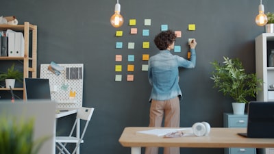 Elimina tareas repetitivas para fomentar la innovación en industrias sostenibles.