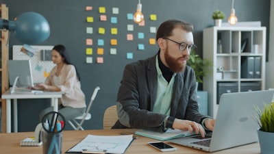 Comparativa de proveedores de intranet con políticas y acuse 2026