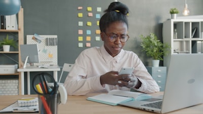 ¿Anuncios generados por IA para trabajo remoto sostenible?