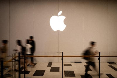 Investigadores engañan a la IA de Apple para insultar a los usuarios