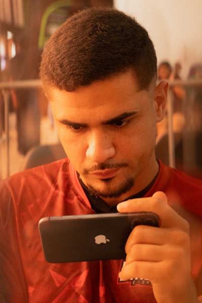 Iyaz Akhtar: deja de limpiar mal tu teléfono