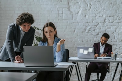 ¿Cómo conectar trabajadores humanos y agentes con bases de datos o APIs?