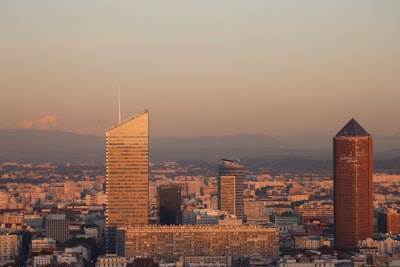 Comparación de servicios de inteligencia empresarial en Barcelona vs. análisis tradicional