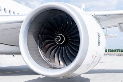 Integración de material de cambio de fase dinámico en estatores de motores eléctricos de aeronaves