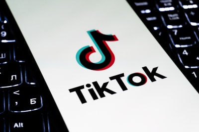 TikTok llega a un acuerdo antes del juicio por adicción a redes sociales