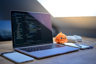 Compatibilidad del desarrollo de chatbots con trabajo remoto e híbrido