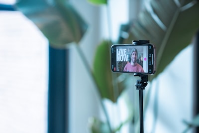 ¿Se puede aumentar la escala de avatares de video en tiempo real sin incrementar los costos?