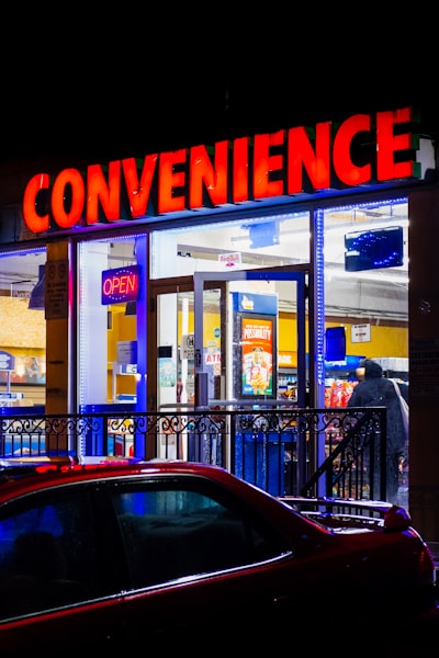6 formas de impulsar tu tienda de conveniencia con señalización digital