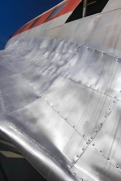 Optimización dinámica del gradiente térmico para mitigar hielo en alas de aeronaves