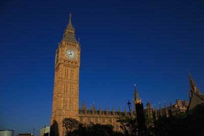 El gobierno británico retrasa normas de derechos de autor de inteligencia artificial