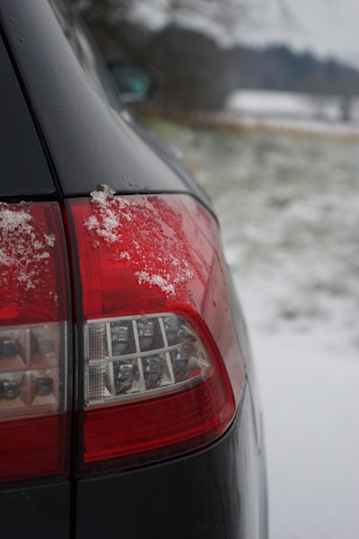 Los coches anónimos circulan sobre el hielo.