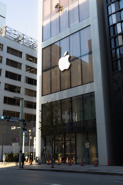 Apple adquiere Q.ai: Competencia en inteligencia artificial.
