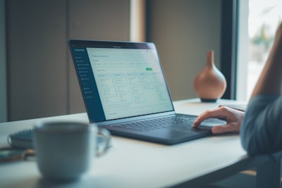 Beneficios del software de reservas personalizado para trabajo remoto