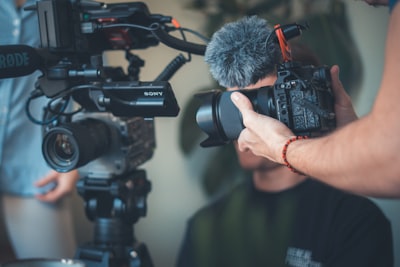 Encuentra un socio oficial de video portavoz de IA