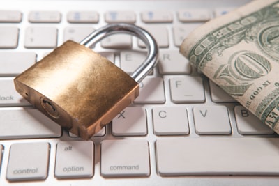 ¿Con qué frecuencia se actualizan las aprobaciones de pagos automáticos por motivos de seguridad?