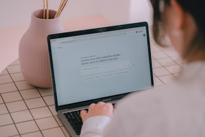 Cómo automatizar recordatorios de seguimiento con bases de datos y APIs