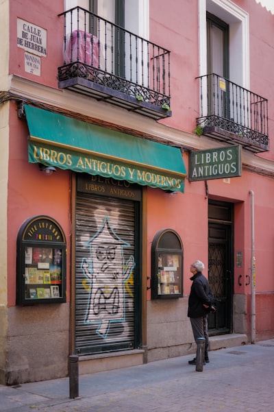 Mi día negociando con humanos invisibles como bibliotecario mago