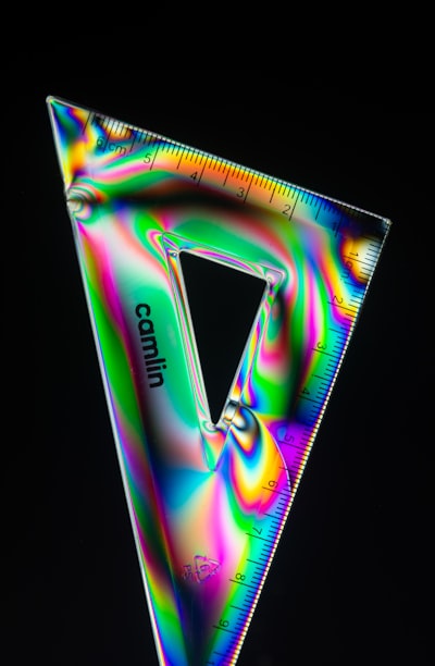 PRISM: Descomposición Geométrica del Riesgo en Escala, Forma y Cabeza