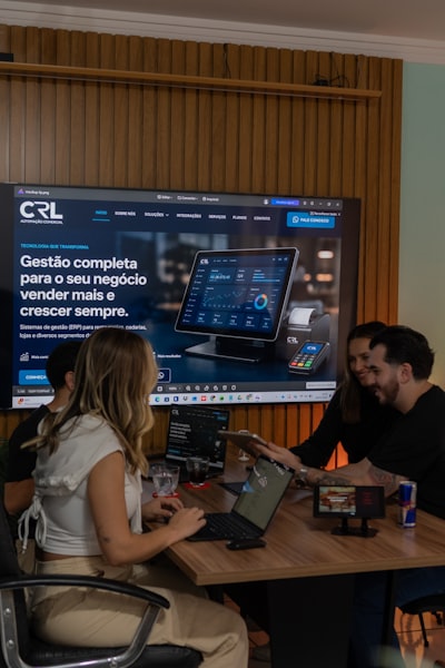 Factores de coste y ROI para portales con IA empresarial